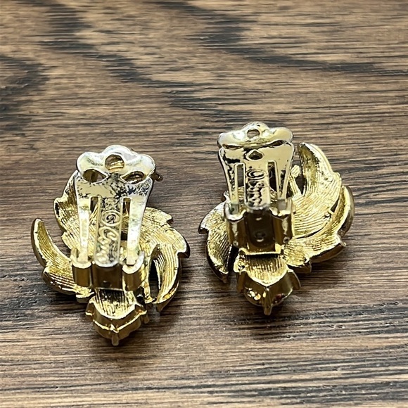 Vintage Coro clip on earrings, clear glass stones, gold tone Leaf style Earrings - Picture 8 of 9
